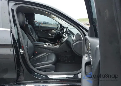 2015 Mercedes-Benz C 300 z USA, uszkodzony, nr VIN 55SWF4JBXFU077726